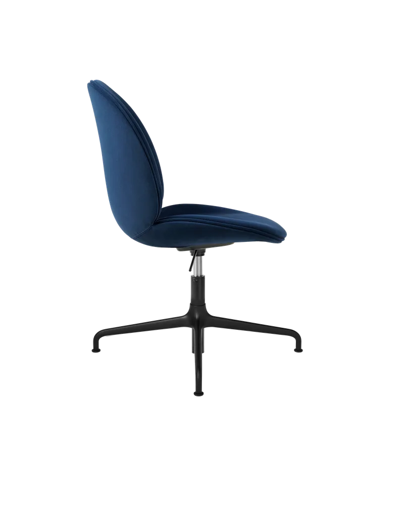 Beetle Meeting Chair, Fully Upholstered van GUBI in Sunday, Dedar (003, Standard), Height adjustable 4-star base, Matt Black – productfoto 1 van 5
