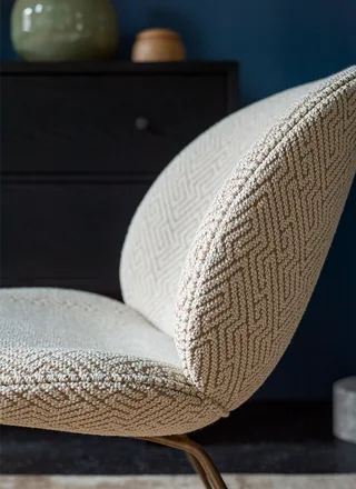 Beetle Lounge Chair de GUBI en Dora Boucle, Enzo Degli Angiuoni (0002, Standard), Antique Brass – photo d’ambiance 3 sur 6