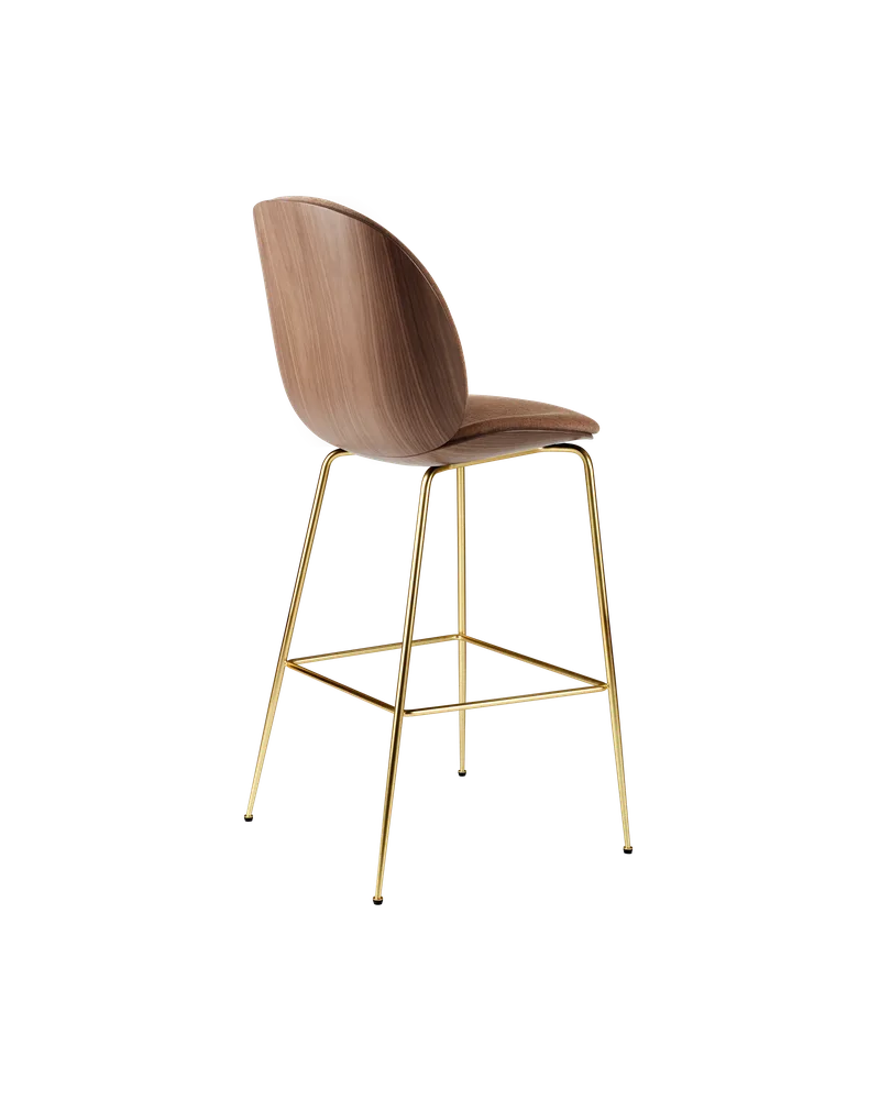 Beetle Bar Chair, 3D Veneer & Front Upholstered de GUBI en Belsuede Special FR, Dedar (132, Standard), American Walnut Semi Matt Lacquered, Brass Semi Matt – photo du produit 1 sur 2