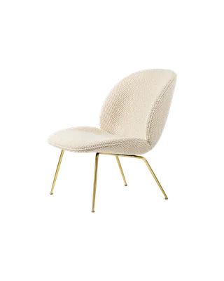 Beetle Lounge Chair de GUBI en Dora Boucle, Enzo Degli Angiuoni (0002, Standard), Brass Semi Matt – photo du produit 2 sur 2