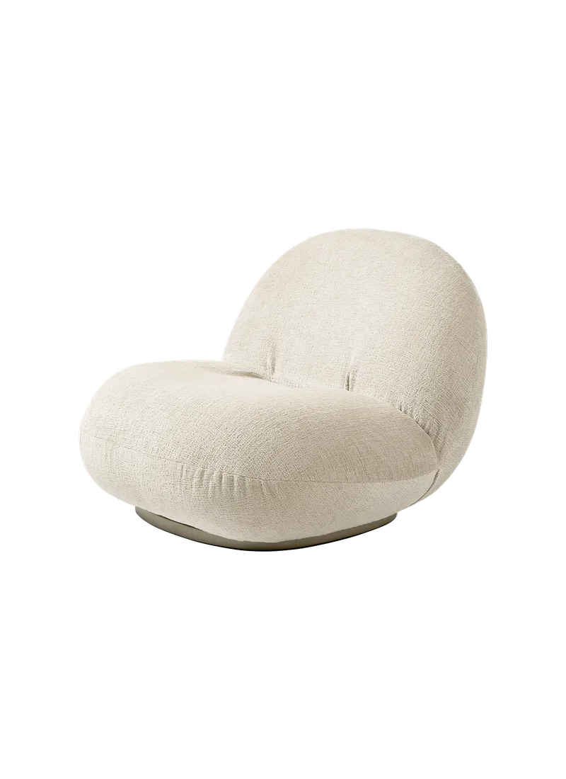 GUBI for UNICEF, Pacha Lounge Chair van GUBI in Mumble, Glamour Group (02, Standard), Pearl Gold – productfoto