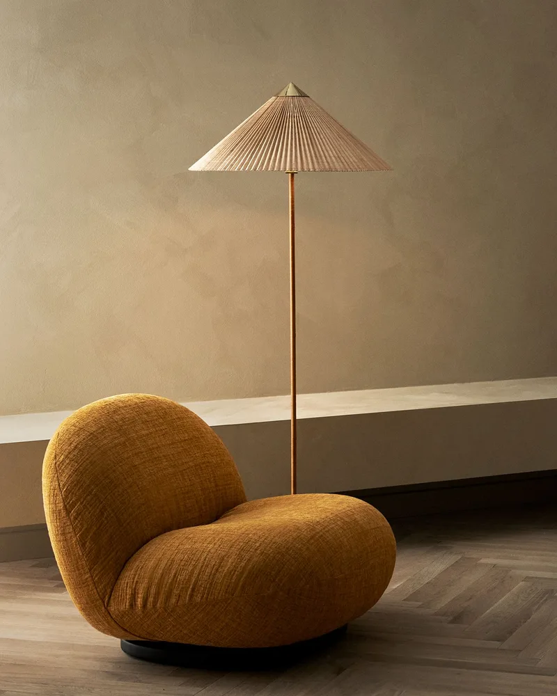 9602 Floor Lamp de GUBI en Bamboo, Brass, EU – photo d’ambiance 4 sur 6