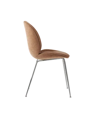 Beetle Dining Chair, Fully Upholstered van GUBI in Belsuede Special FR, Dedar (132, Standard), Conic base, Chrome – productfoto 3 van 5