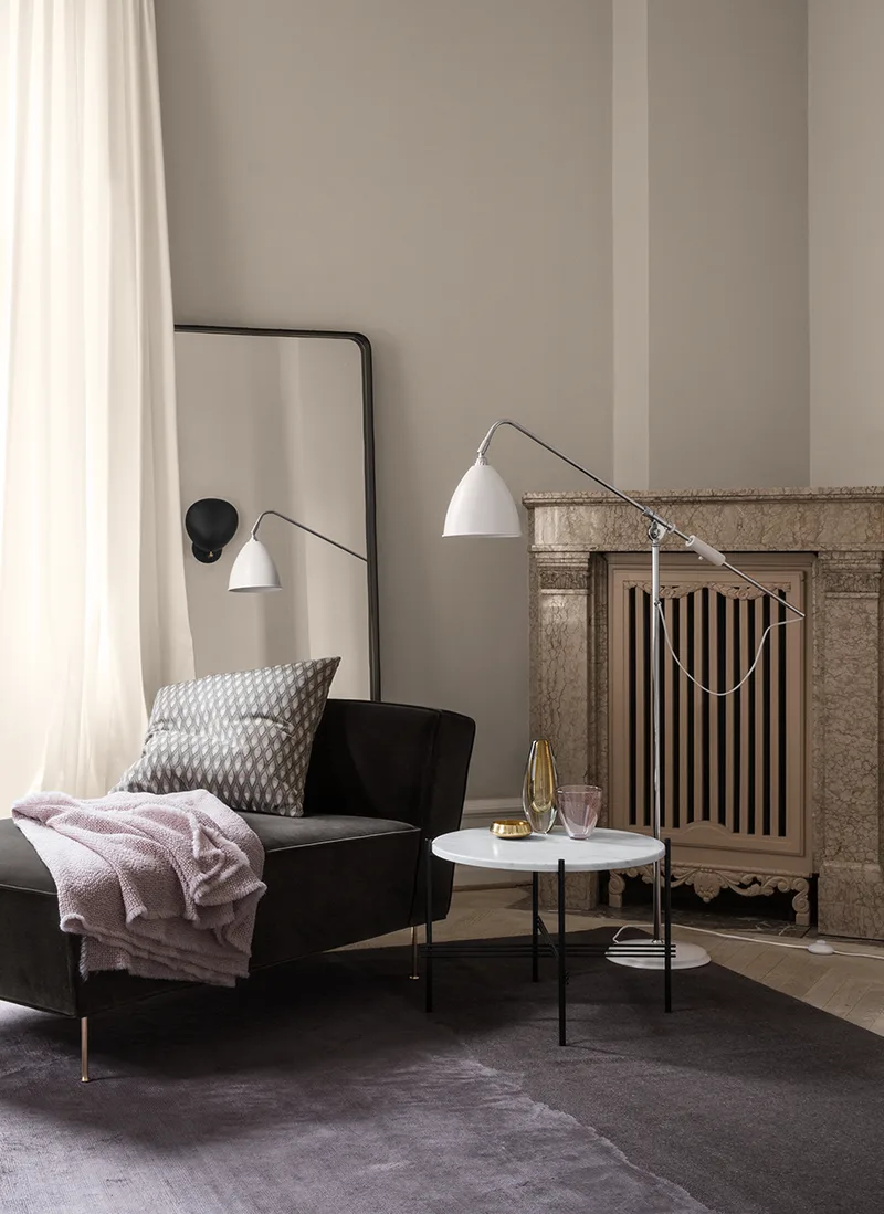 Bestlite BL4 Floor Lamp van GUBI in White Semi Matt, Chrome, EU – sfeerfoto 1 van 4