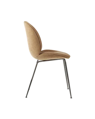 Beetle Dining Chair, Fully Upholstered van GUBI in Belsuede Special FR, Dedar (003, Standard), Conic base, Black Chrome – productfoto 3 van 5