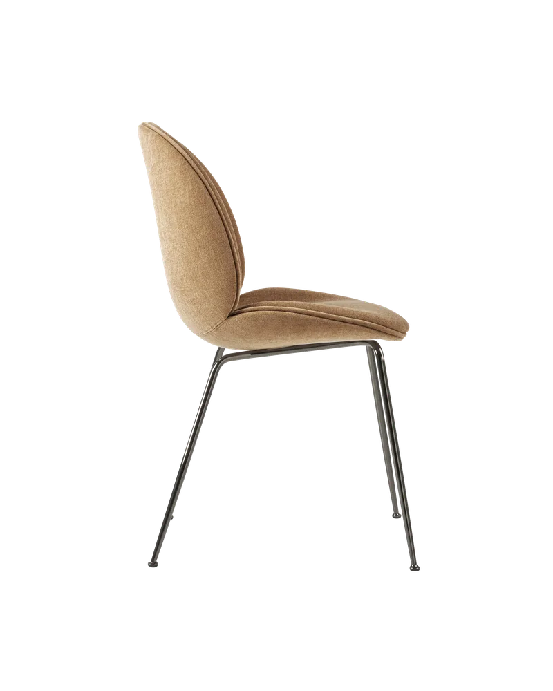 Beetle Dining Chair, Fully Upholstered van GUBI in Belsuede Special FR, Dedar (003, Standard), Conic base, Black Chrome – productfoto 3 van 5