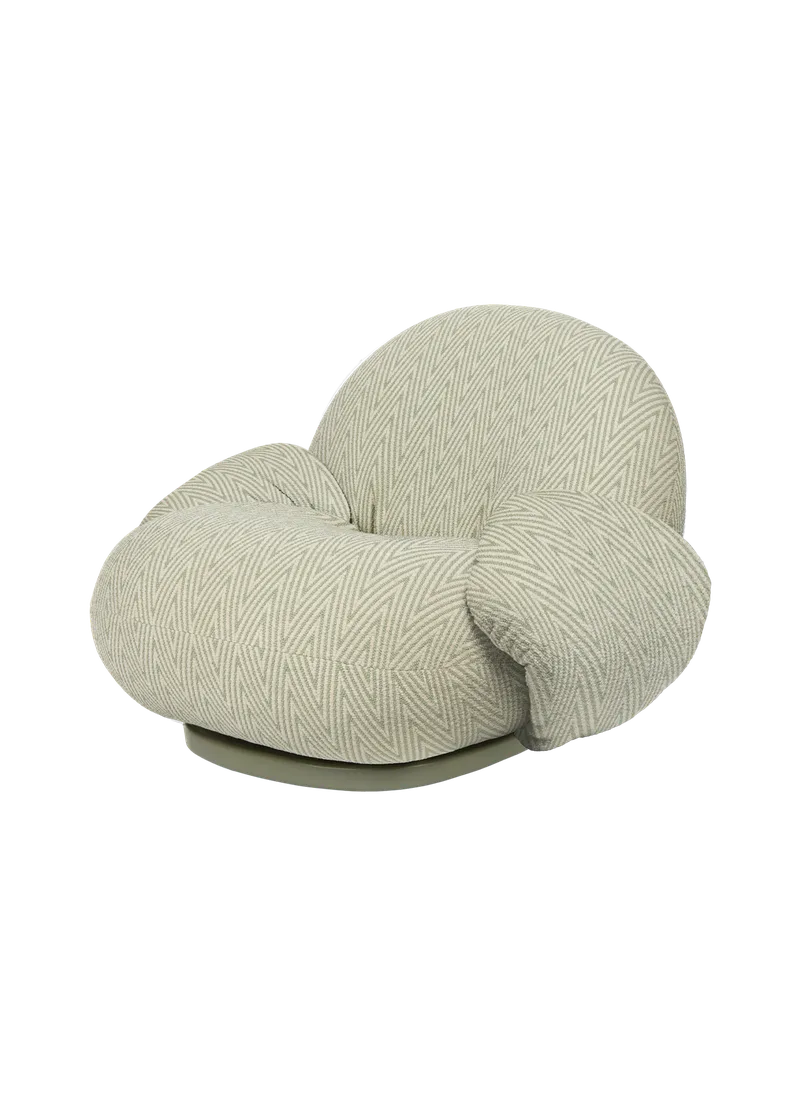 Pacha Lounge Chair with Armrest, Outdoor van GUBI in Chevron Outdoor FR, Dedar (008, Standard), Moss Gray, Swivel – productfoto