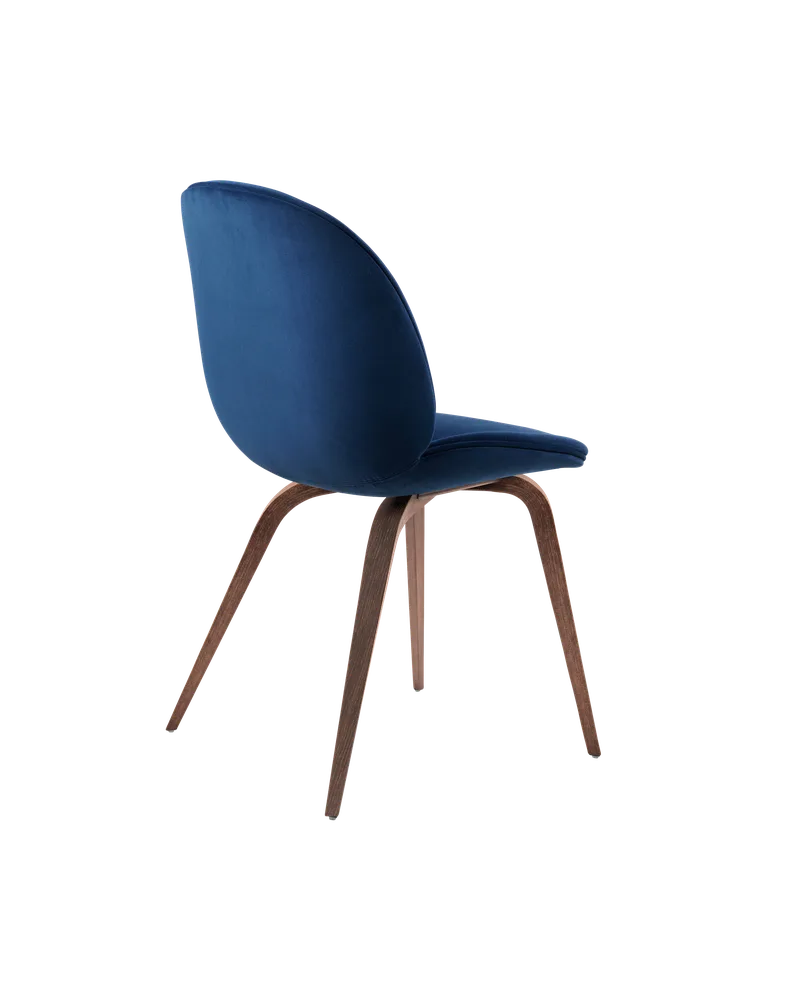 Beetle Dining Chair, Fully Upholstered von GUBI in Sunday, Dedar (003, Standard), Wood base, American Walnut – Produktfoto 3 von 5