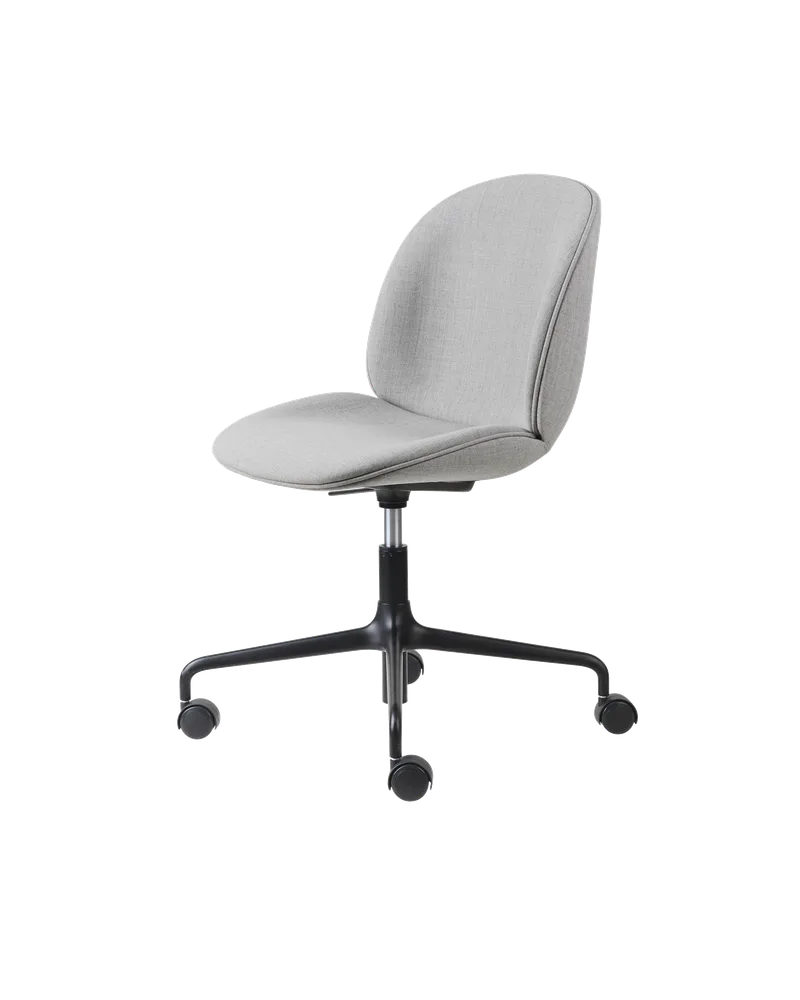 Beetle Meeting Chair, Fully Upholstered von GUBI in Remix 3, Kvadrat (123, Standard), Height adjustable 4-star base w. castors, Matt Black – Produktfoto 5 von 5