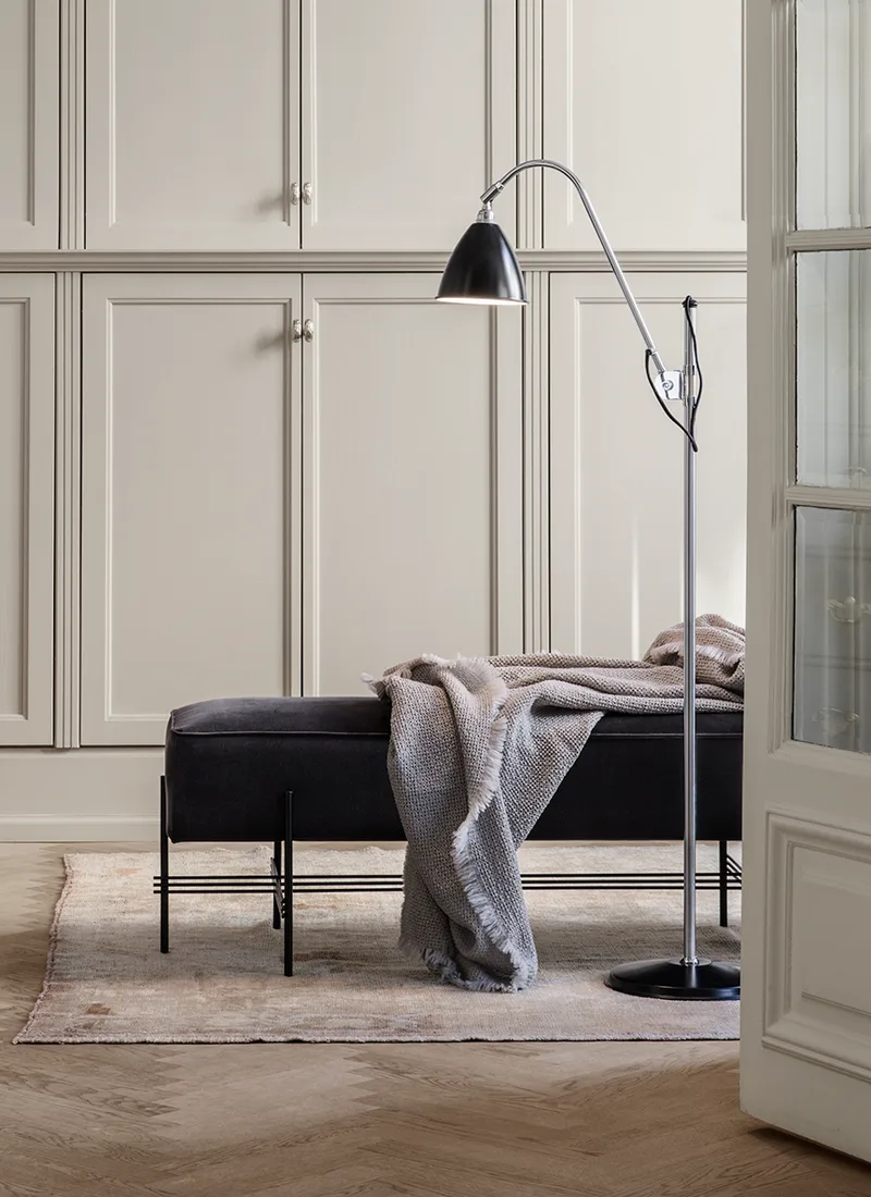 Bestlite BL3 Floor Lamp de GUBI en Black Semi Matt, Chrome, Ø16 × 13 cm, EU – photo d’ambiance 1 sur 4