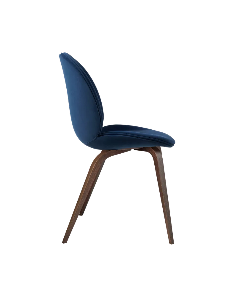 Beetle Dining Chair, Fully Upholstered von GUBI in Sunday, Dedar (003, Standard), Wood base, American Walnut – Produktfoto 2 von 5