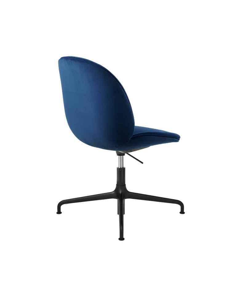 Beetle Meeting Chair, Fully Upholstered van GUBI in Sunday, Dedar (003, Standard), Height adjustable 4-star base, Matt Black – productfoto 2 van 5