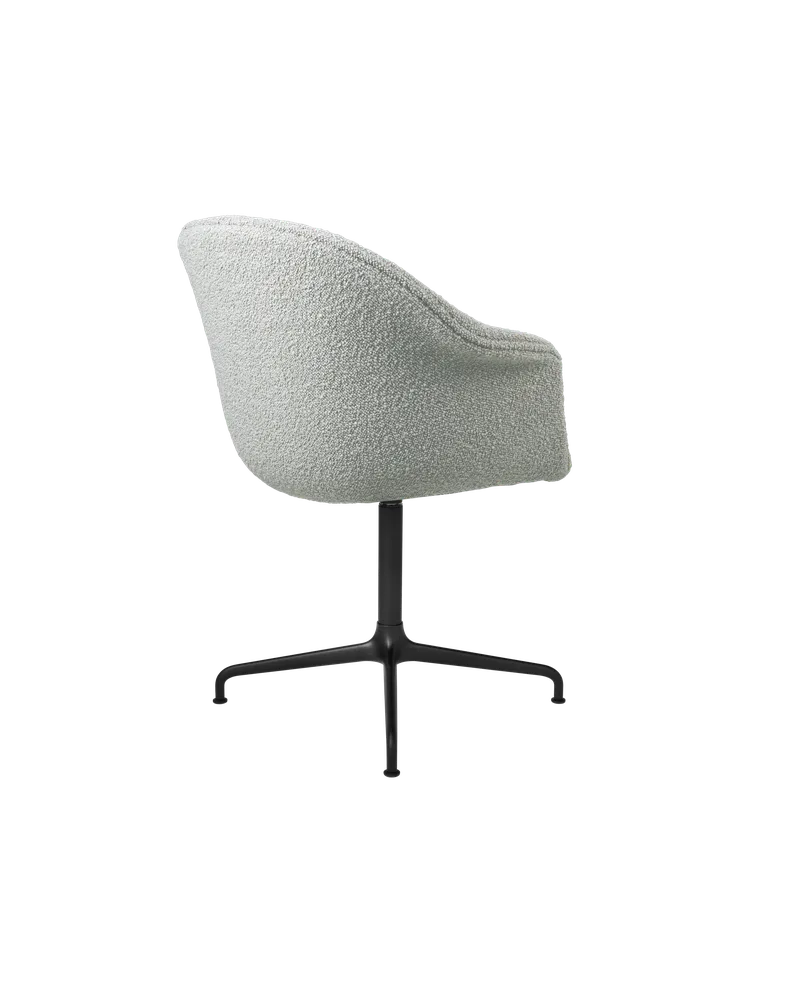 Bat Meeting Chair, Fully Upholstered de GUBI en Karakorum, Dedar (004, Standard), 4-star base, Matt Black – photo du produit 1 sur 2