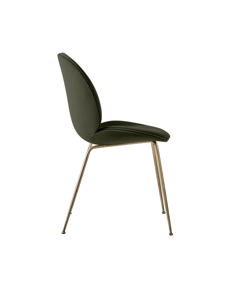 Beetle Dining Chair, Fully Upholstered von GUBI in Sunday, Dedar (018, Standard), Conic base, Antique Brass – Produktfoto 3 von 5