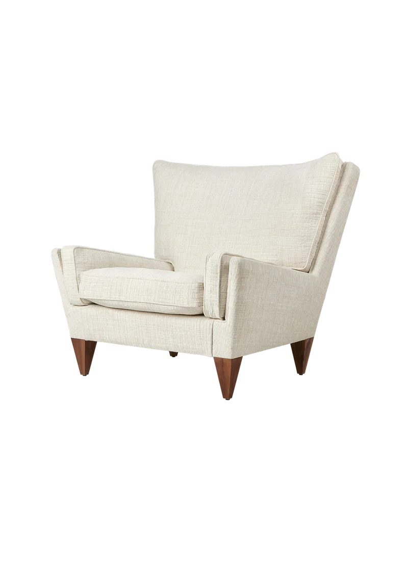 V11 Lounge Chair van GUBI in Forli, Limonta (027, Standard), Solid American Walnut (Oiled) – productfoto
