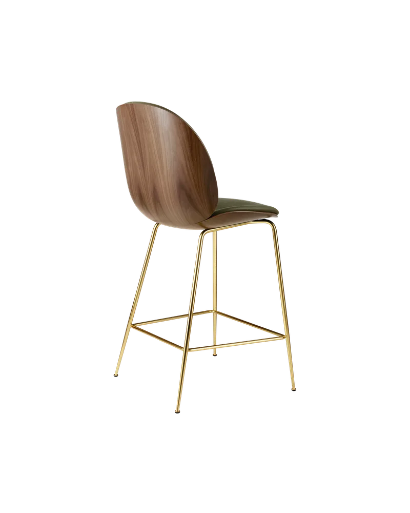 Beetle Counter Chair, 3D Veneer & Front Upholstered von GUBI in American Walnut Semi Matt Lacquered, Brass Semi Matt, Soft Leather, GUBI (Army, Standard) – Produktfoto 1 von 2