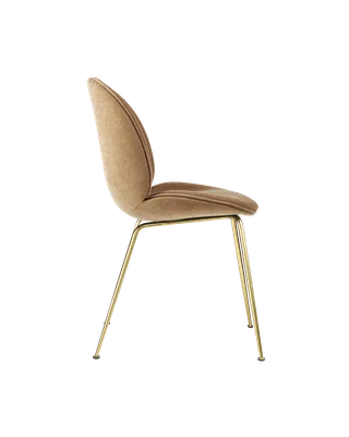 Beetle Dining Chair, Fully Upholstered van GUBI in Belsuede Special FR, Dedar (003, Standard), Conic base, Brass Semi Matt – productfoto 2 van 5