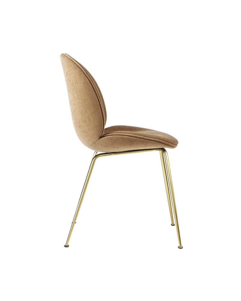 Beetle Dining Chair, Fully Upholstered van GUBI in Belsuede Special FR, Dedar (003, Standard), Conic base, Brass Semi Matt – productfoto 2 van 5