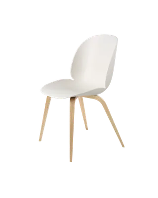 Beetle Dining Chair, Un-Upholstered van GUBI in Alabaster White, Wood base, Matt Black – productfoto 3 van 3