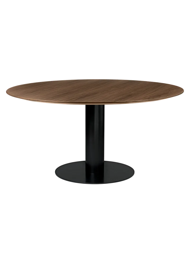 GUBI 2.0 Dining Table, Round von GUBI in American Walnut Semi Matt Lacquered, Ø150 cm, Black base – Produktfoto
