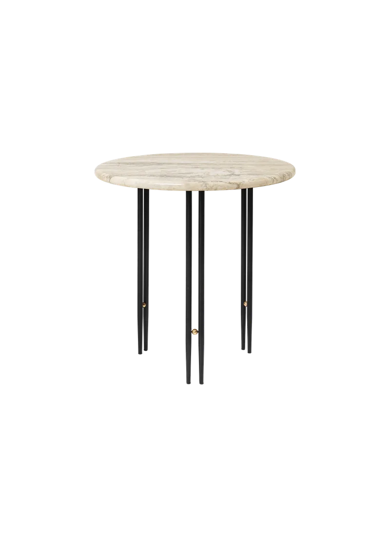 IOI Side Table von GUBI in Rippled Beige, Black Semi Matt Base / Brass Sphere – Produktfoto