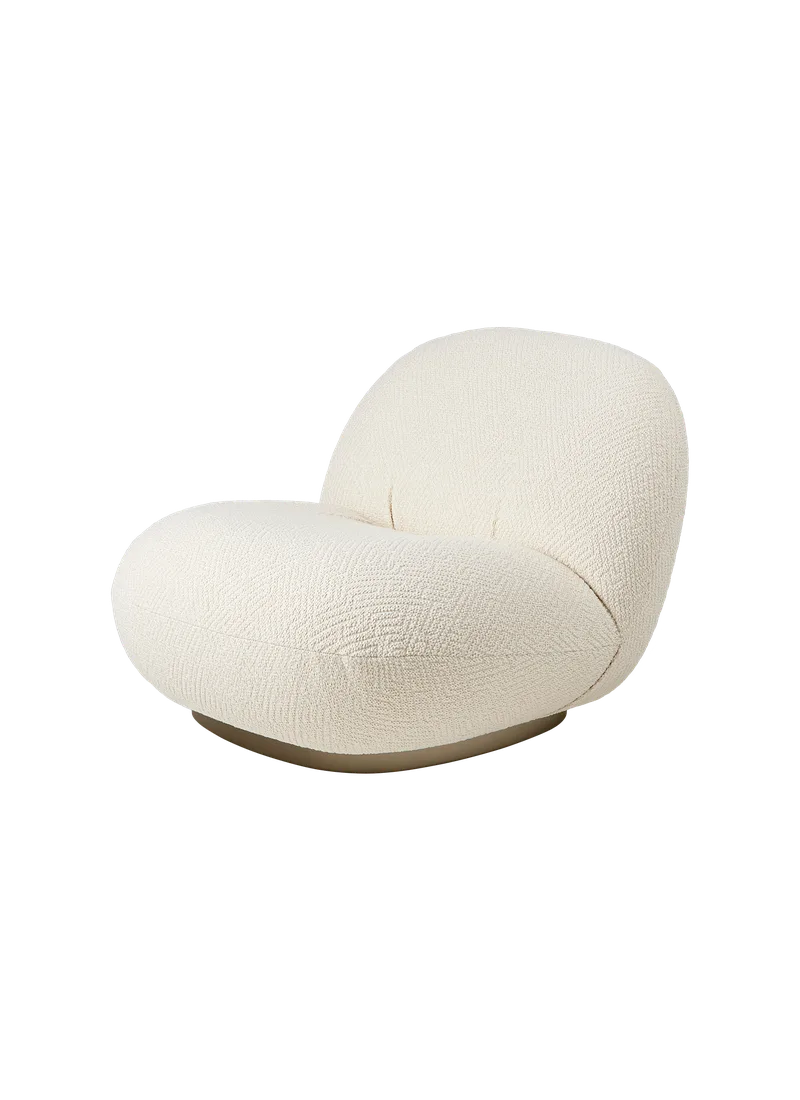 Pacha Lounge Chair van GUBI in Dora Boucle, Enzo Degli Angiuoni (0001, Standard), Fixed, Pearl Gold – productfoto
