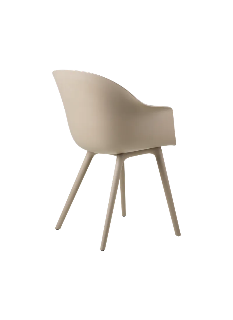 Bat Dining Chair, Un-Upholstered van GUBI in New Beige, New Beige, Plastic base – productfoto 1 van 4