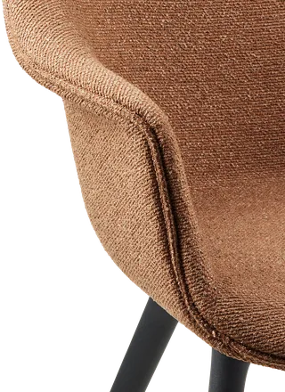 Bat Dining Chair, Fully Upholstered von GUBI in Around Bouclé, Dedar (032, Standard), Plastic base, Black – Ambientefoto 5 von 5
