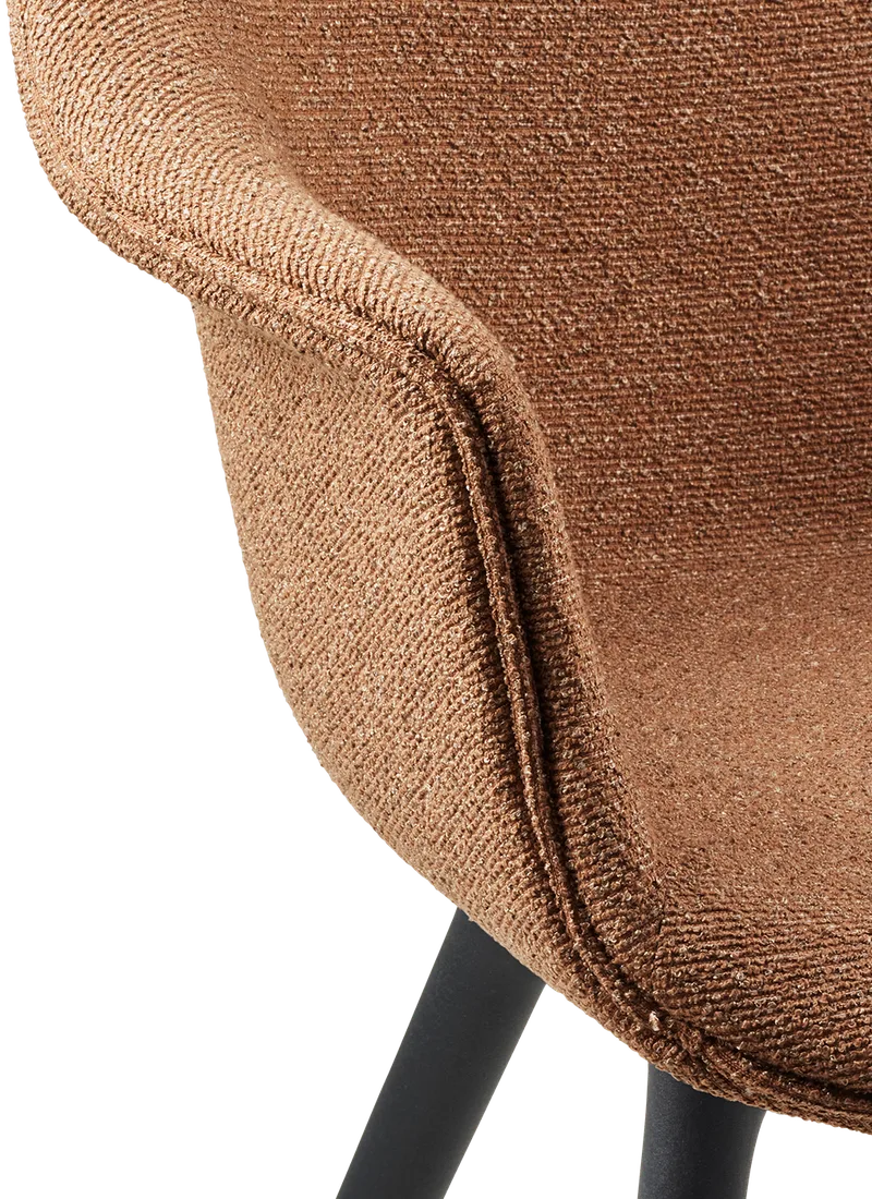 Bat Dining Chair, Fully Upholstered von GUBI in Around Bouclé, Dedar (032, Standard), Plastic base, Black – Ambientefoto 5 von 5