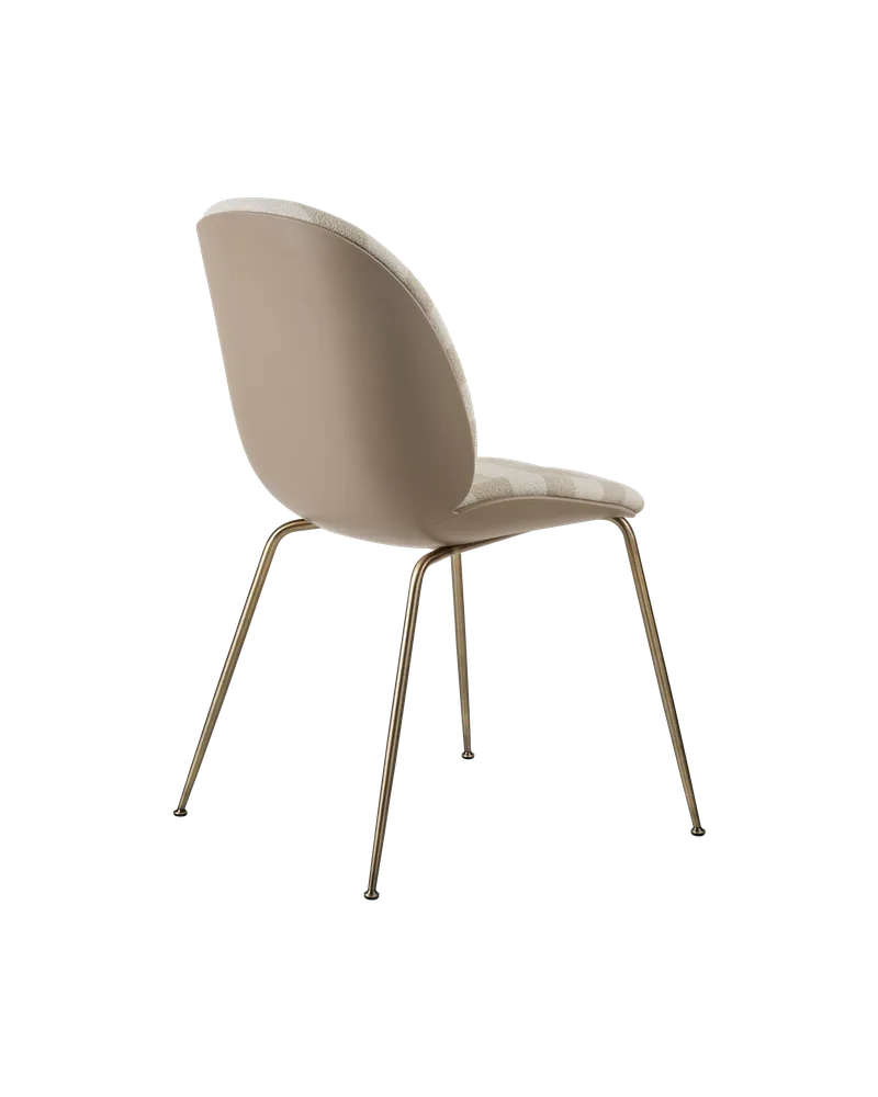 Beetle Dining Chair, Front Upholstered van GUBI in Kvadrat Sahco, Acca Stripe 0131, Antique Brass, New Beige – productfoto 2 van 5