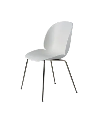 Beetle Dining Chair, Un-Upholstered van GUBI in Lunar Gray, Conic base, Black Chrome – productfoto 3 van 3