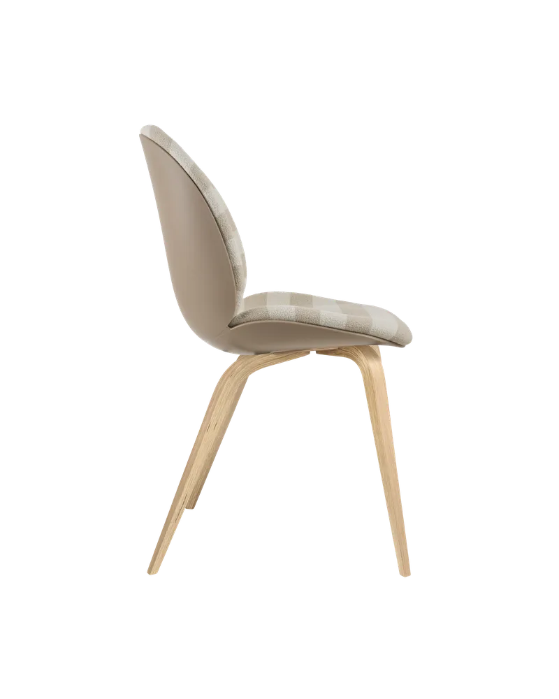 Beetle Dining Chair, Front Upholstered van GUBI in Kvadrat Sahco, Acca Stripe 0131, Oak Semi Matt, New Beige – productfoto 1 van 5