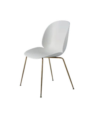 Beetle Dining Chair, Un-Upholstered van GUBI in Lunar Gray, Conic base, Antique Brass – productfoto 3 van 3