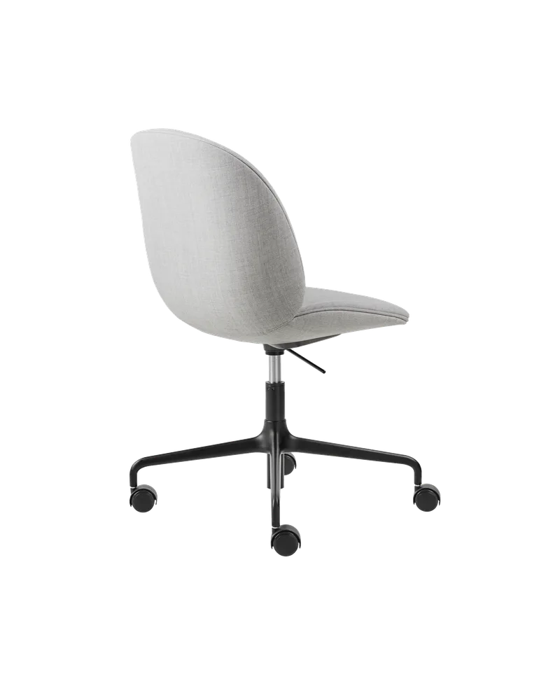 Beetle Meeting Chair, Fully Upholstered von GUBI in Remix 3, Kvadrat (123, Standard), Height adjustable 4-star base w. castors, Matt Black – Produktfoto 2 von 5