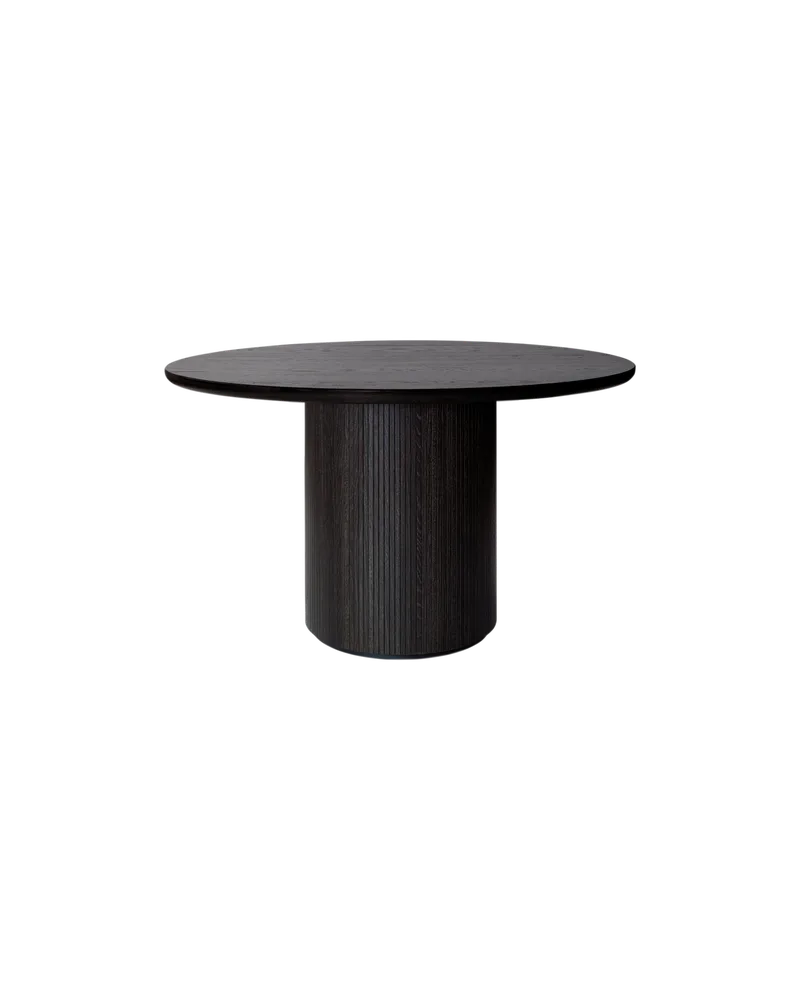 Moon Dining Table, Round van GUBI in Brown/Black Stained Veneer Oak Lacquered, Brown/Black Stained Veneer Oak Lacquered, Ø120 cm – productfoto