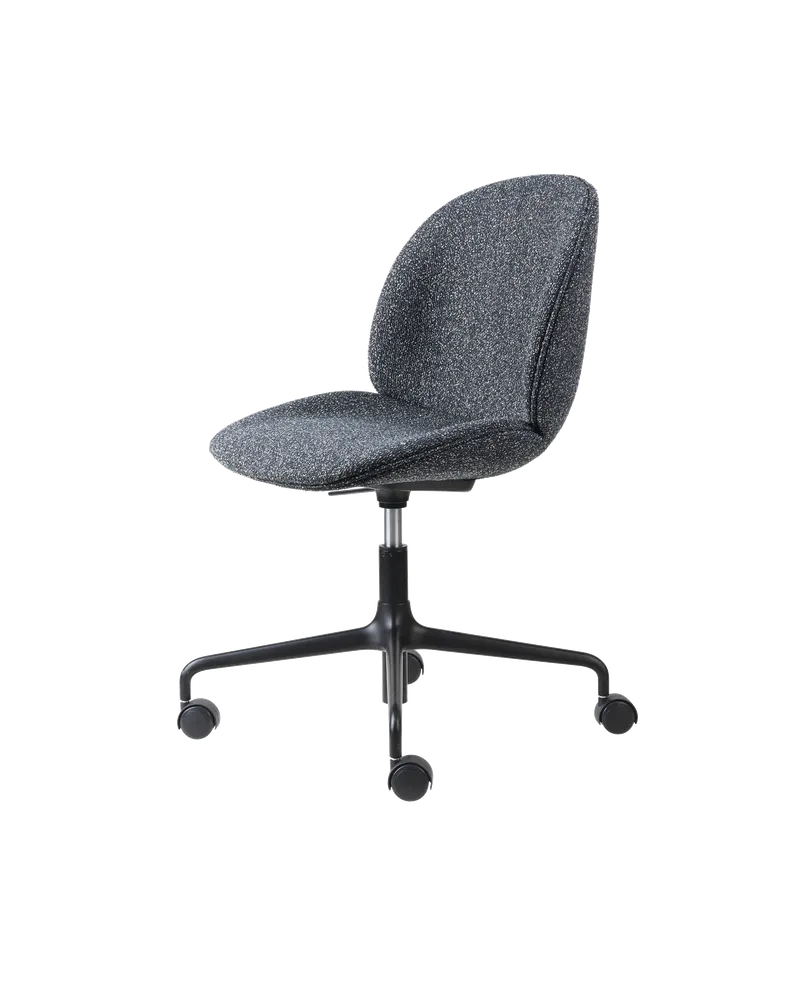 Beetle Meeting Chair, Fully Upholstered van GUBI in Around Bouclé, Dedar (023, Standard), Height adjustable 4-star base w. castors, Matt Black – productfoto 5 van 5