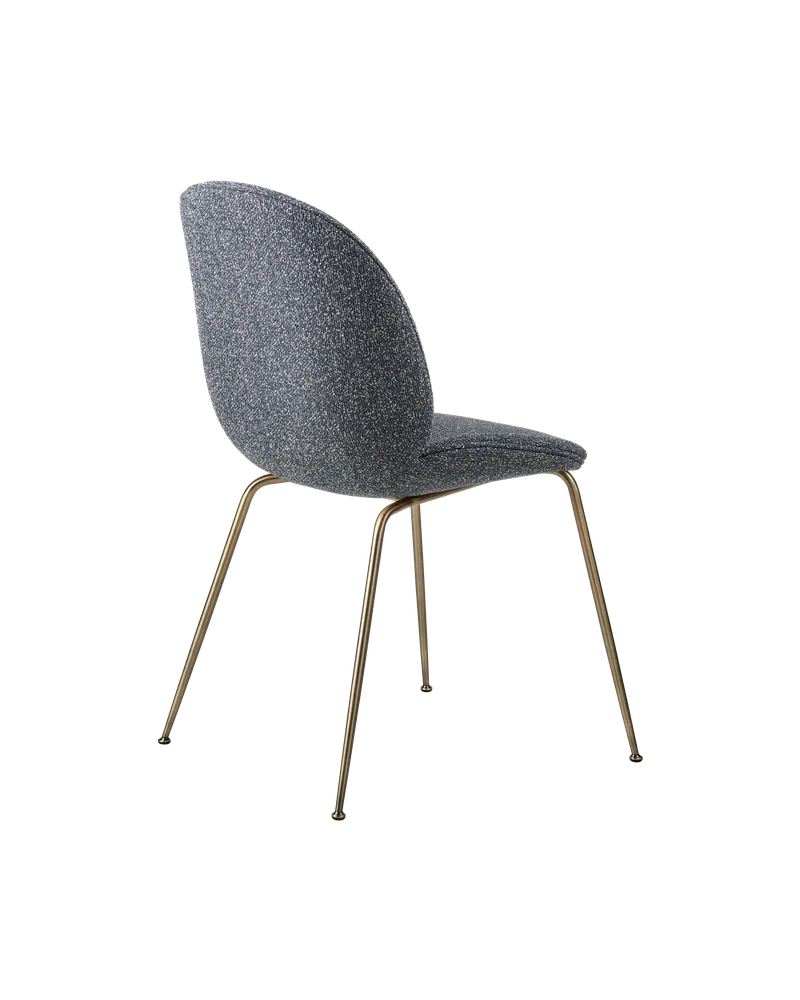 Beetle Dining Chair, Fully Upholstered van GUBI in Around Bouclé, Dedar (023, Standard), Conic base, Antique Brass – productfoto 4 van 5
