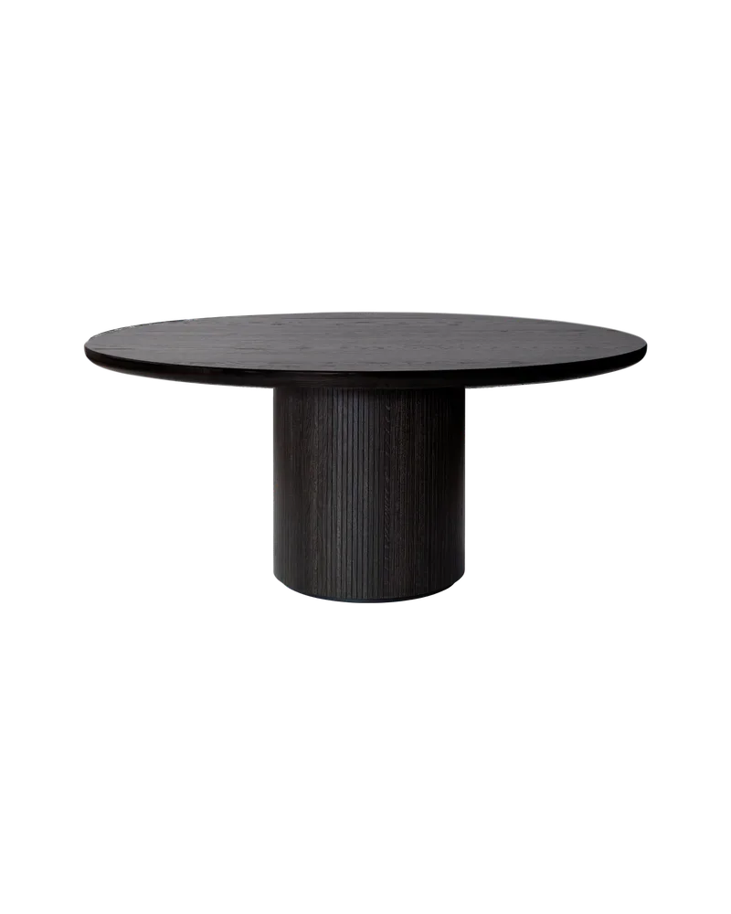 Moon Dining Table, Round van GUBI in Brown/Black Stained Veneer Oak Lacquered, Brown/Black Stained Veneer Oak Lacquered, Ø150 cm – productfoto