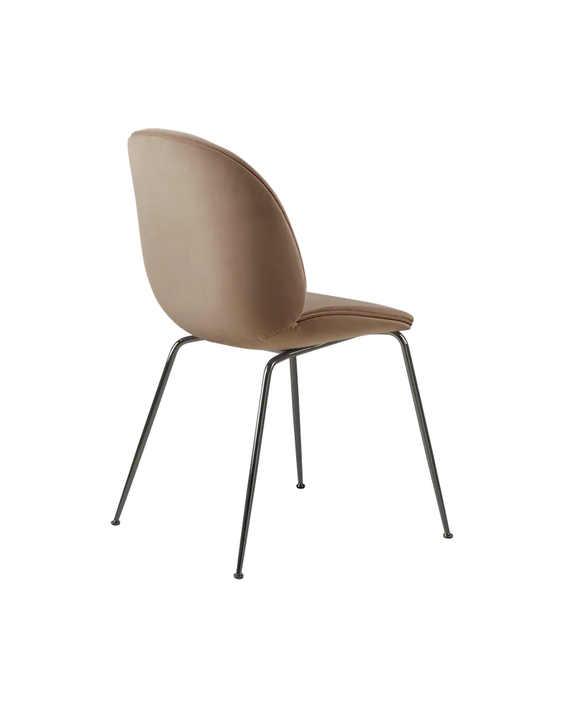 Beetle Dining Chair, Fully Upholstered von GUBI in Sunday, Dedar (034, Standard), Conic base, Black Chrome – Produktfoto 4 von 5