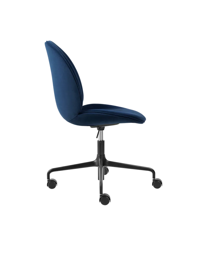 Beetle Meeting Chair, Fully Upholstered van GUBI in Sunday, Dedar (003, Standard), Height adjustable 4-star base w. castors, Matt Black – productfoto 1 van 3