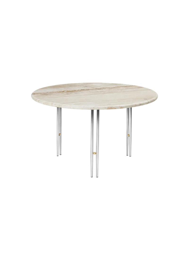 IOI Coffee Table de GUBI en Rippled Beige, Chrome Base / Brass Sphere, Ø70 cm – photo du produit