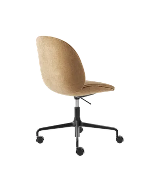 Beetle Meeting Chair, Fully Upholstered van GUBI in Belsuede Special FR, Dedar (003, Standard), Height adjustable 4-star base w. castors, Matt Black – productfoto 2 van 5