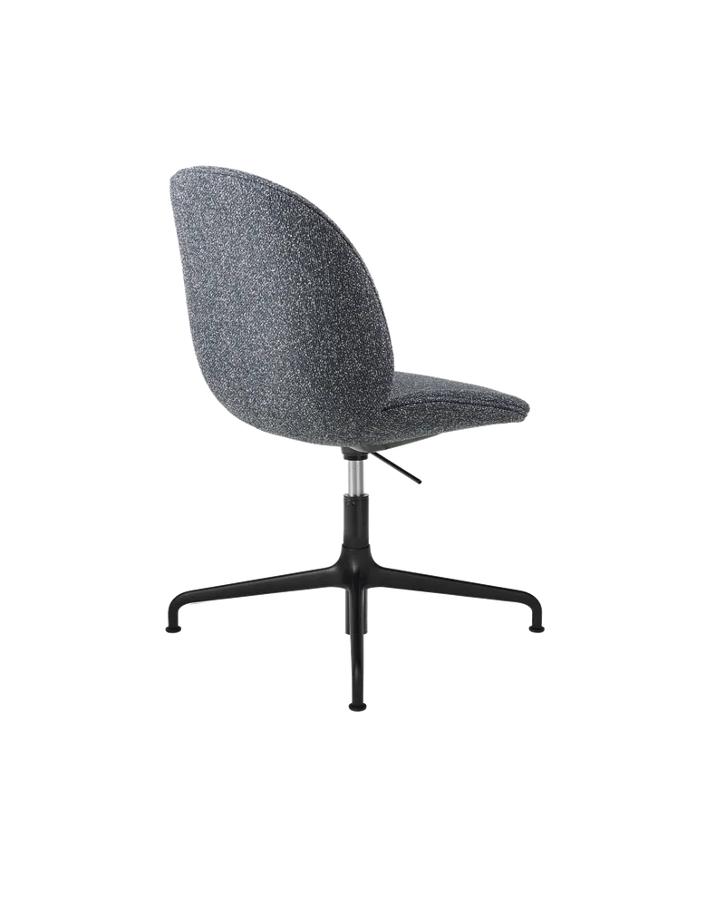 Beetle Meeting Chair, Fully Upholstered van GUBI in Around Bouclé, Dedar (023, Standard), Height adjustable 4-star base, Matt Black – productfoto 2 van 5