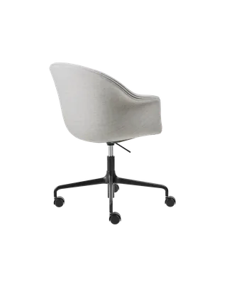 Bat Meeting Chair, Fully Upholstered de GUBI en Remix 3, Kvadrat (123, Standard), Height adjustable 4-star base w. castors, Matt Black – photo du produit 2 sur 4