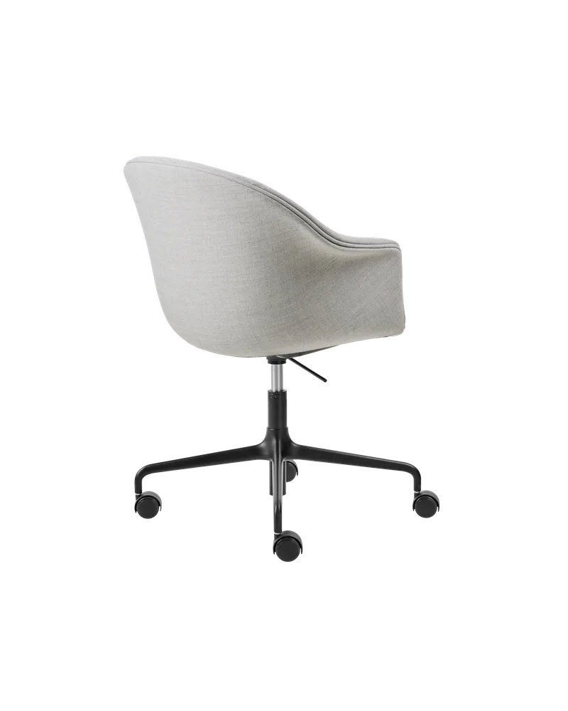 Bat Meeting Chair, Fully Upholstered de GUBI en Remix 3, Kvadrat (123, Standard), Height adjustable 4-star base w. castors, Matt Black – photo du produit 2 sur 4