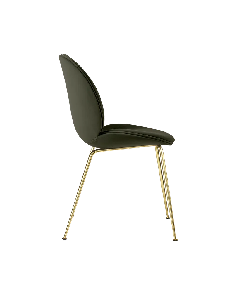 Beetle Dining Chair, Fully Upholstered van GUBI in Sunday, Dedar (018, Standard), Conic base, Brass Semi Matt – productfoto 3 van 5