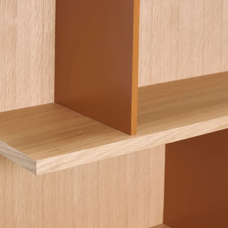 Stand Shelf Oak/Red von Hübsch – Ambientefoto 1 von 5
