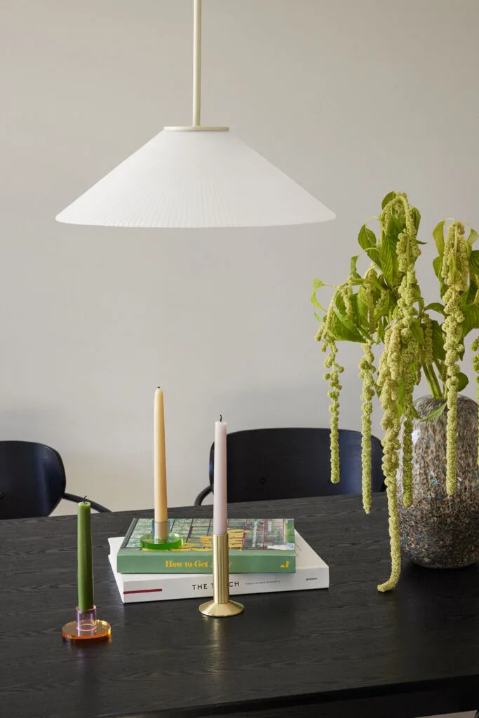 Solid Pendant Lamp White/Sand de Hübsch – photo d’ambiance 5 sur 8
