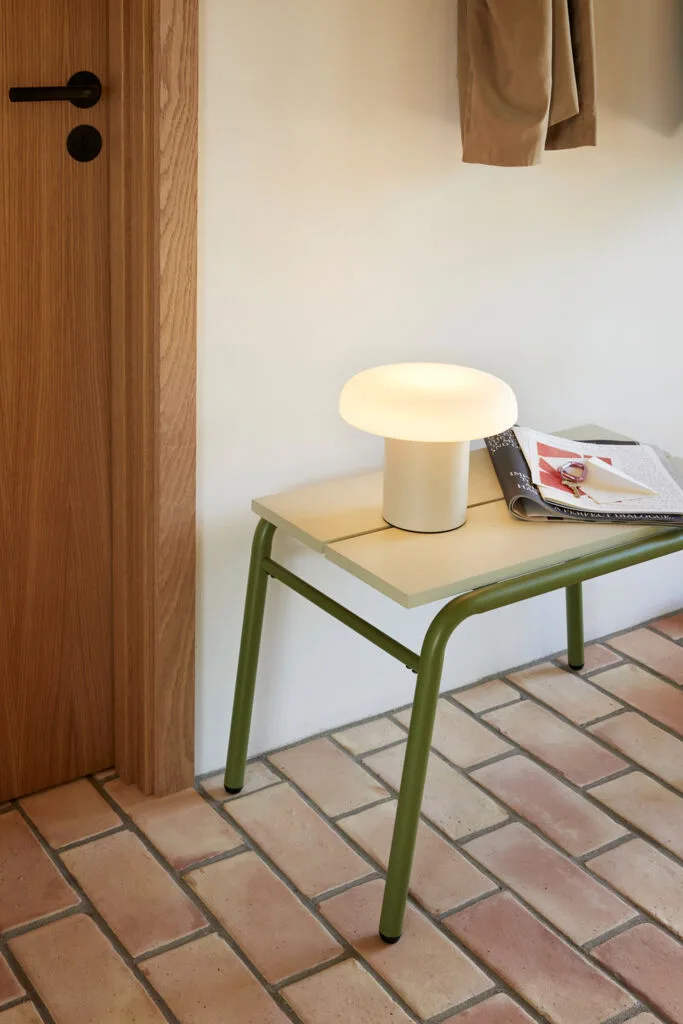 Ateliers Table Lamp Sand/White van Hübsch – sfeerfoto 3 van 4