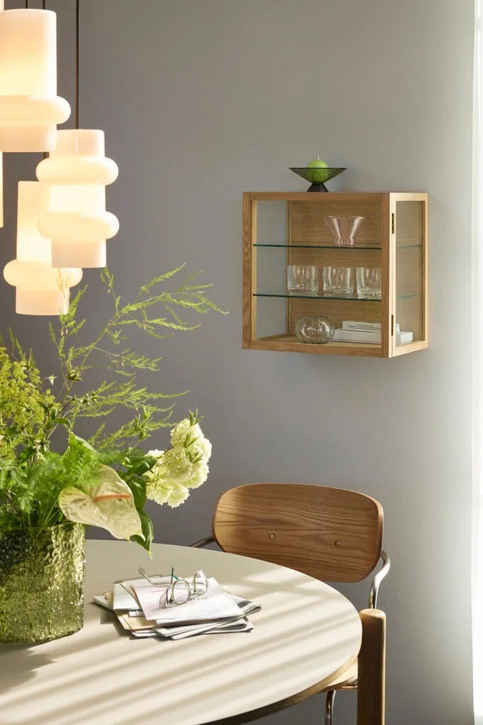 Poetic Wall Cupboard Small von Hübsch – Ambientefoto 5 von 6